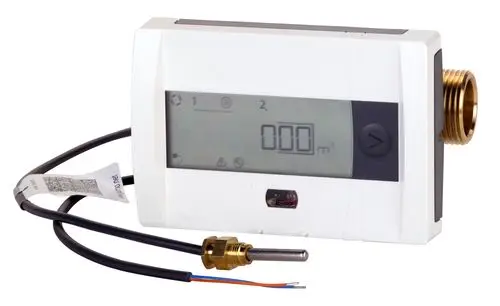 Wärmezähler mit digitalem Display und Anschlussleitungen. Hersteller: Danfoss. Robuste Bauweise, geeignet für die Erfassung von Wärmeverbrauch in Heizsystemen.